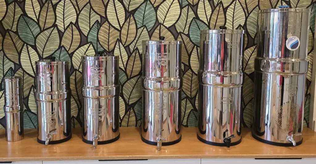 Les cinq systèmes Berkey® côte à côte, à la même échelle : Travel, Big, Royal, Imperial et Crown