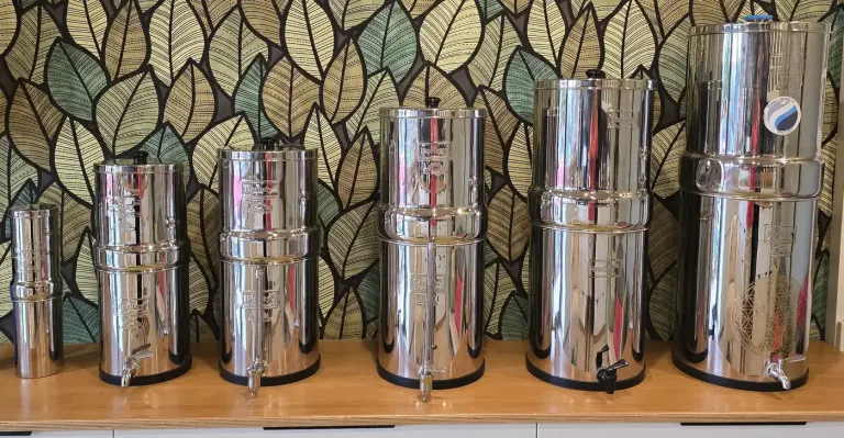 Les cinq systèmes Berkey® côte à côte, à la même échelle : Travel, Big, Royal, Imperial et Crown