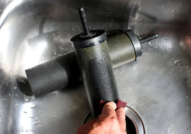 Filtres Black Berkey® frottés à la microfibre abrasive, sous l'eau froide, dans l'évier