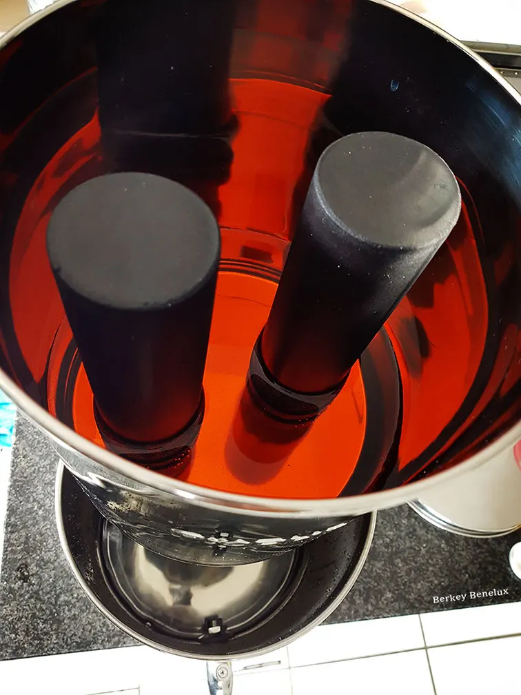 Test au colorant : l'eau colorée dans la cuve supérieure, filtres Black Berkey® en place